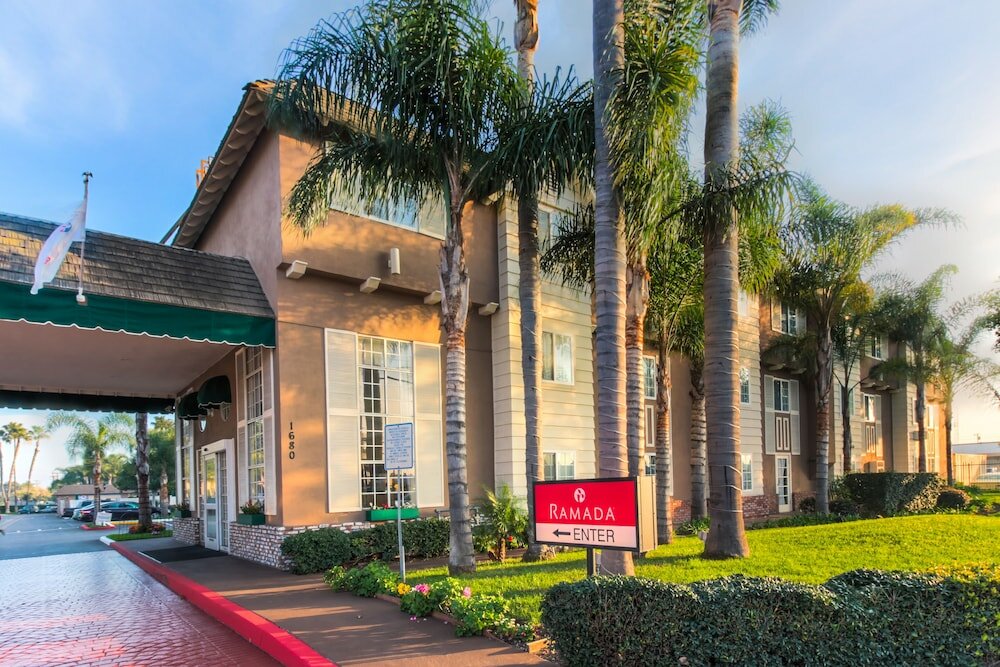 Фото Ramada by Wyndham Costa Mesa/Newport Beach