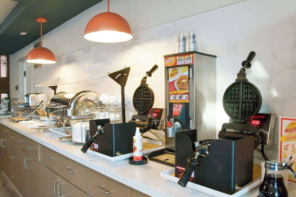 Фото Comfort Inn & Suites Nw Milwaukee