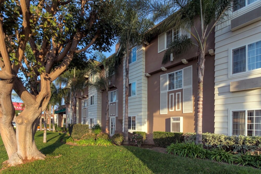 Фото Ramada by Wyndham Costa Mesa/Newport Beach