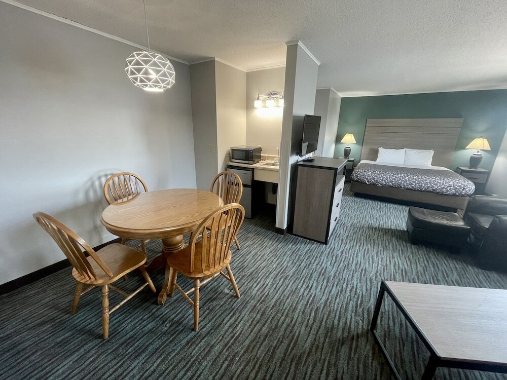 Фото Countryside Inn & Suites