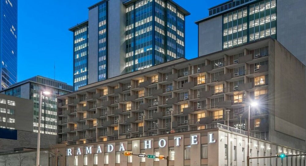 Фото Ramada Plaza by Wyndham Calgary Downtown