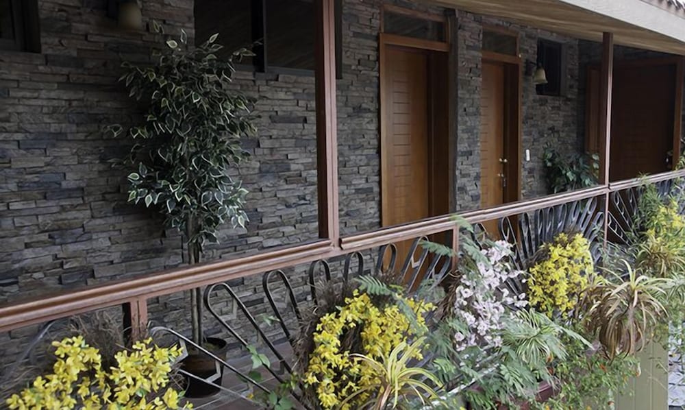 Фото B & B Comfy Inn