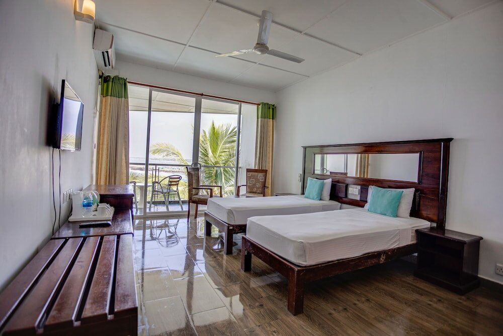 Фото Hikkaduwa Beach Hotel