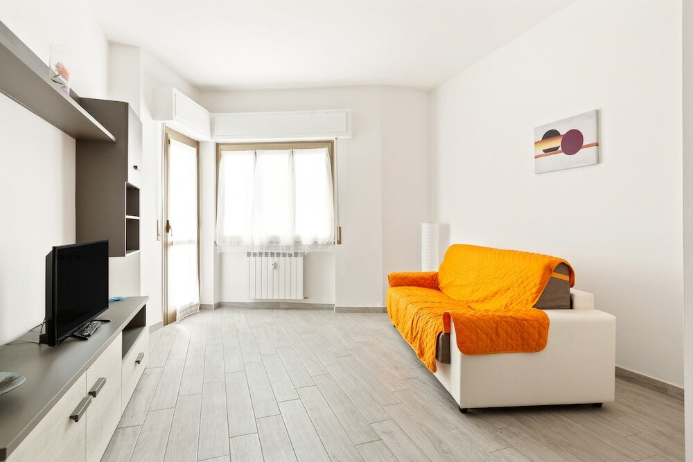 Фото Renewed Balcony Flat with Green Garden