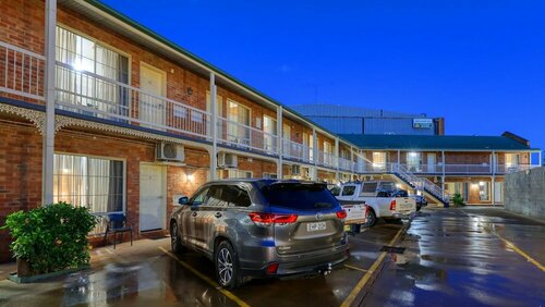 Гостиница Hamilton's Henry Parkes Motor Inn, Parkes в Парксе