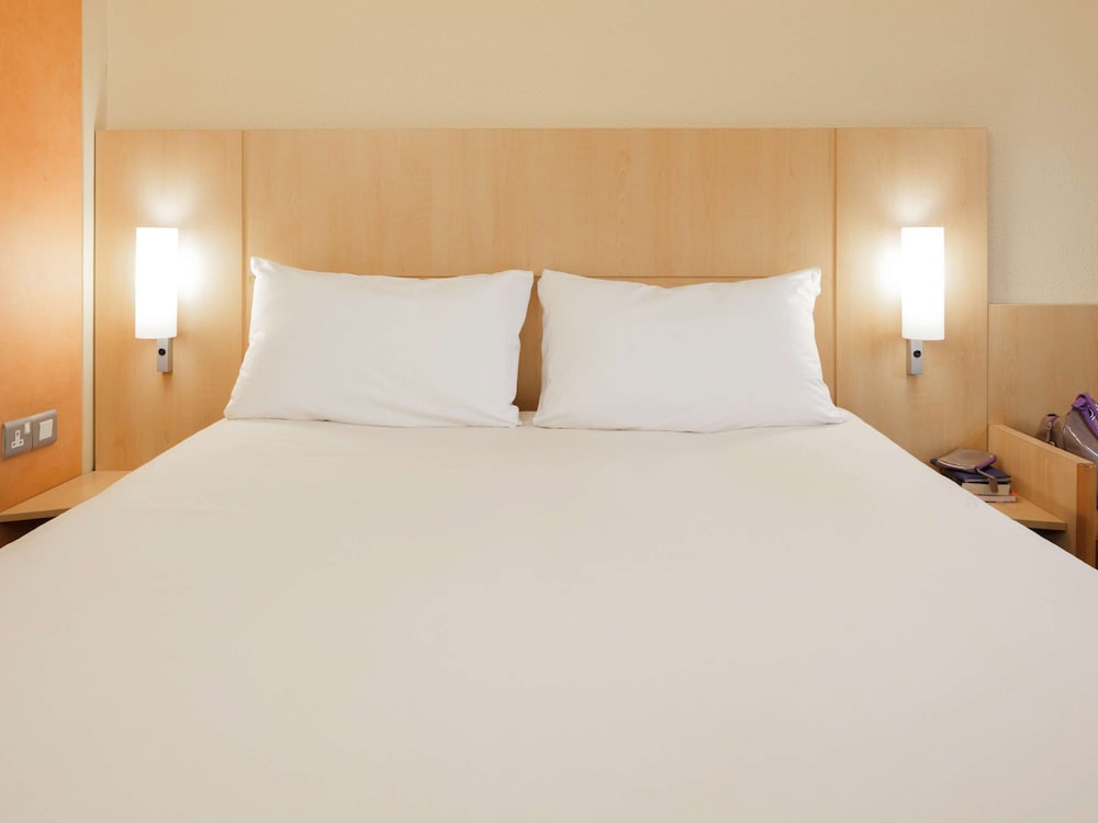 Фото Ibis Cardiff