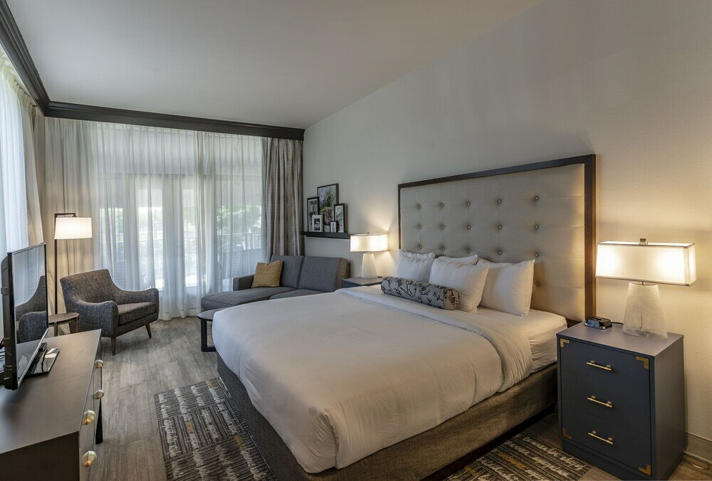 Фото St Charles Coach House, Ascend Hotel Collection