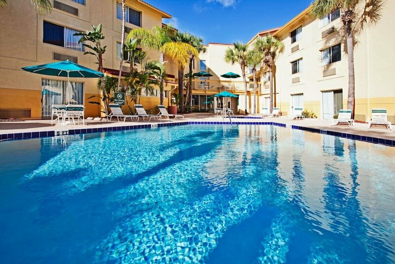 Гостиница La Quinta Inn & Suites by Wyndham St. Pete-Clearwater Airpt в Клируотере