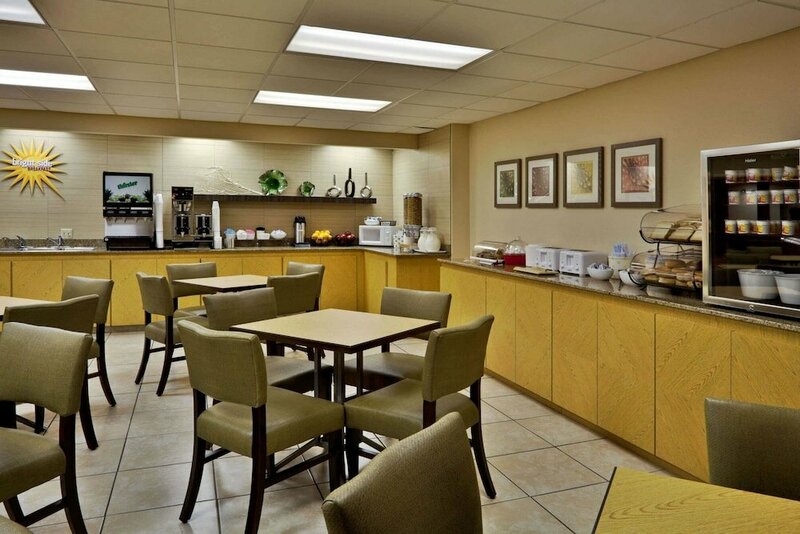 Гостиница La Quinta Inn & Suites by Wyndham St. Pete-Clearwater Airpt в Клируотере