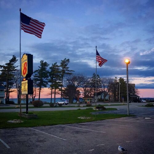 Гостиница Super 8 by Wyndham Bridgeview of Mackinaw City