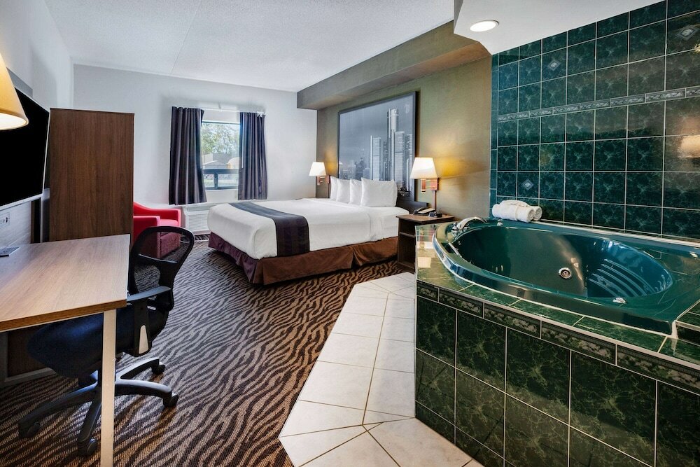 Фото Super 8 by Wyndham Ambassador Bridge Windsor On