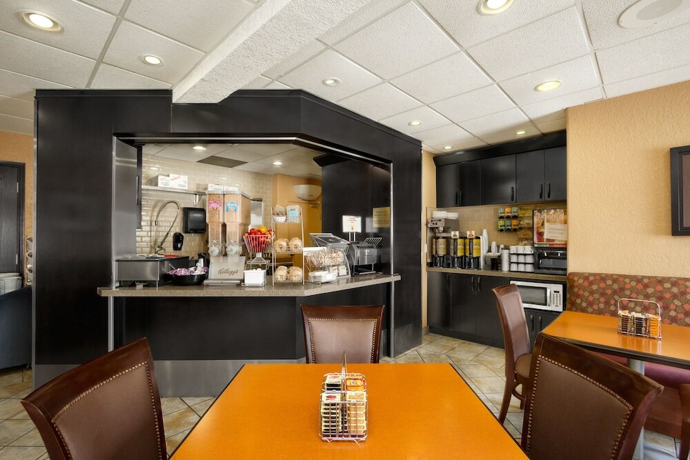 Фото Super 8 by Wyndham Calgary Shawnessy Area