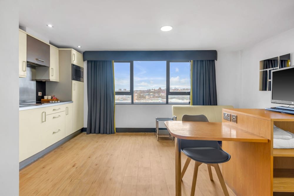 Фото Roomzzz Leeds City West