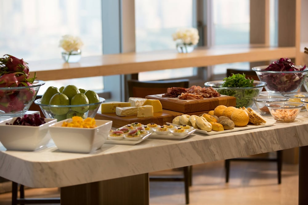 Фото Renaissance Hong Kong Harbour View Hotel