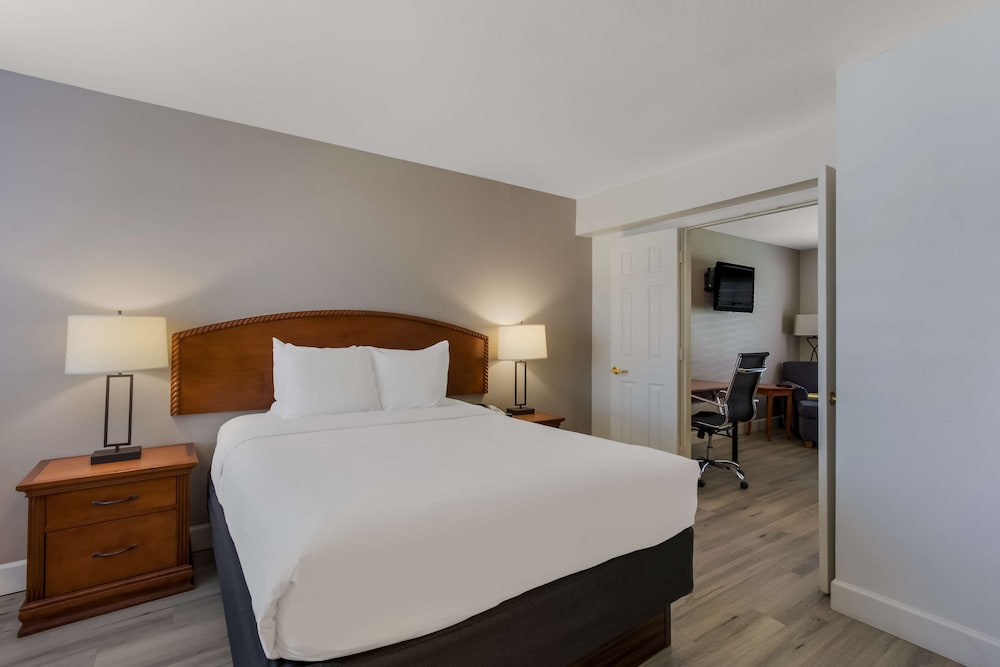 Фото SureStay Plus Hotel by Best Western Tempe University