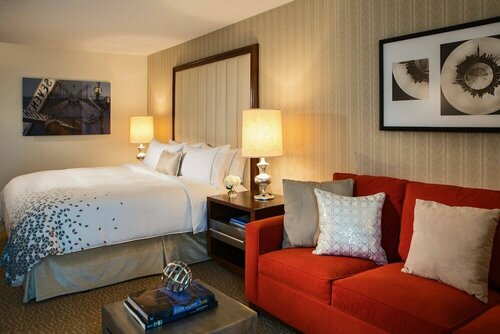 Гостиница Renaissance Newark Airport Hotel в Элизабет