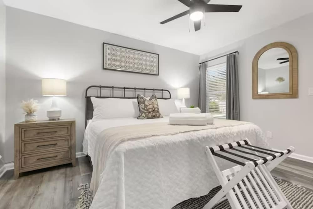 Фото 12th Ct Charming Oasis With New Pool