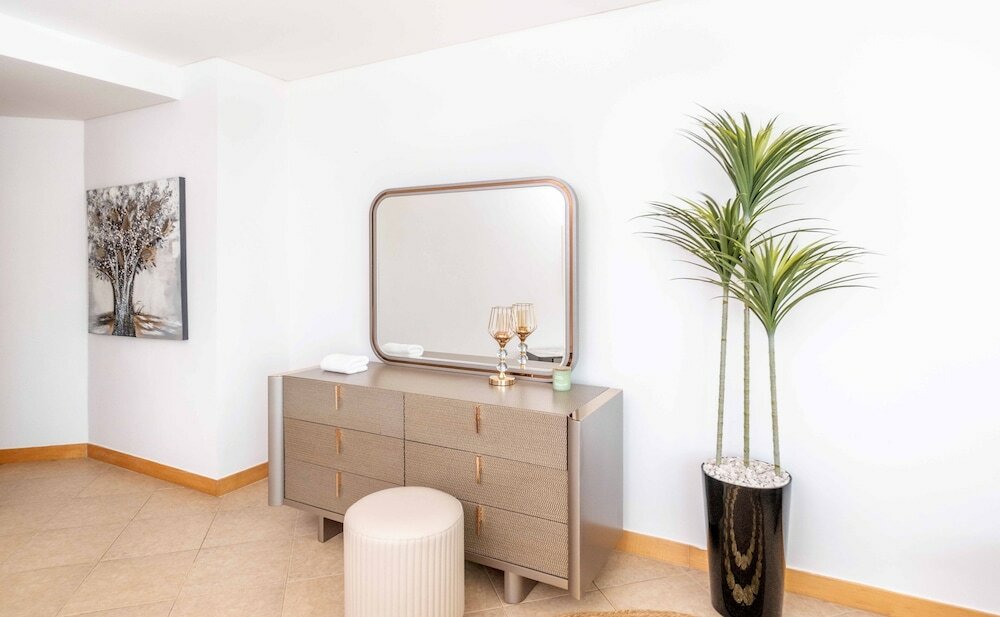 Фото Lux The Shoreline Penthouse Suite