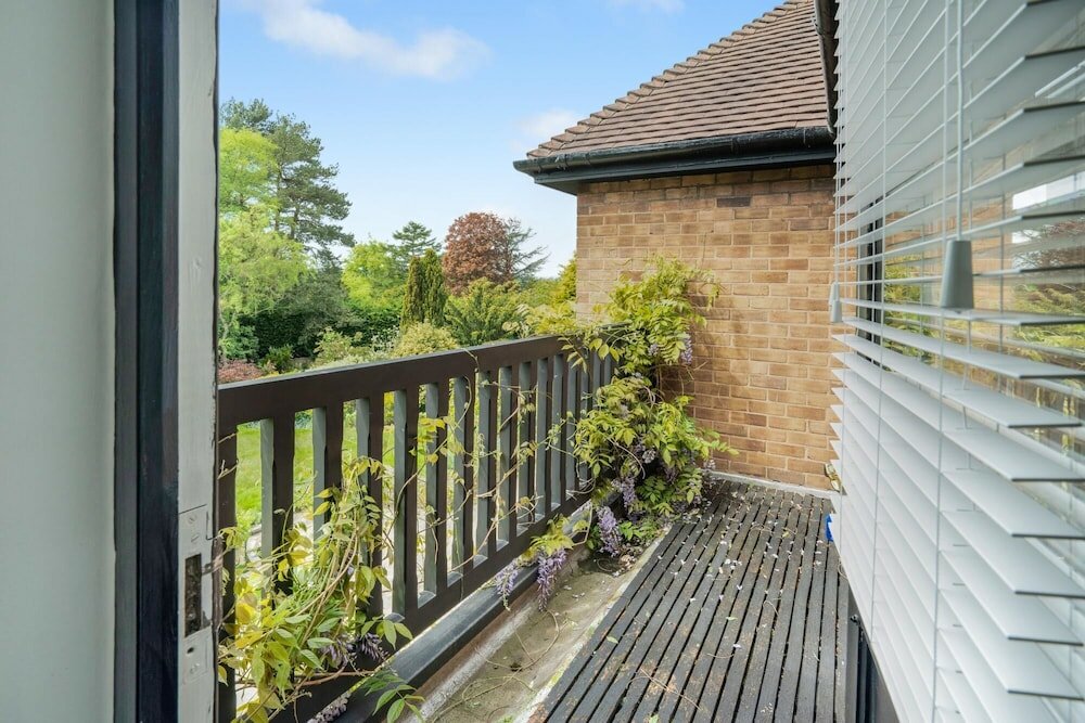 Фото Luxury Designer Mansion in West Midlands Countryside