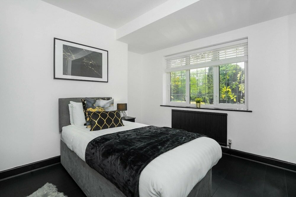 Фото Luxury Designer Mansion in West Midlands Countryside