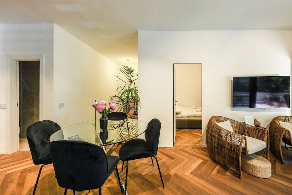 Фото Stylish 3br Apt with Patio in the City