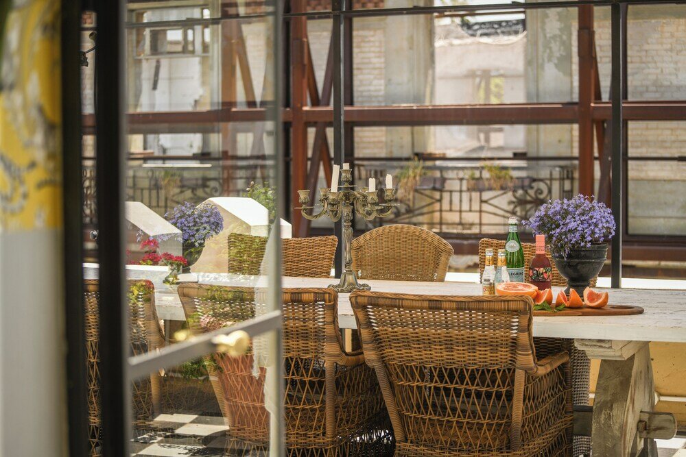 Фото Elegant 1br Apt w Balcony in the City