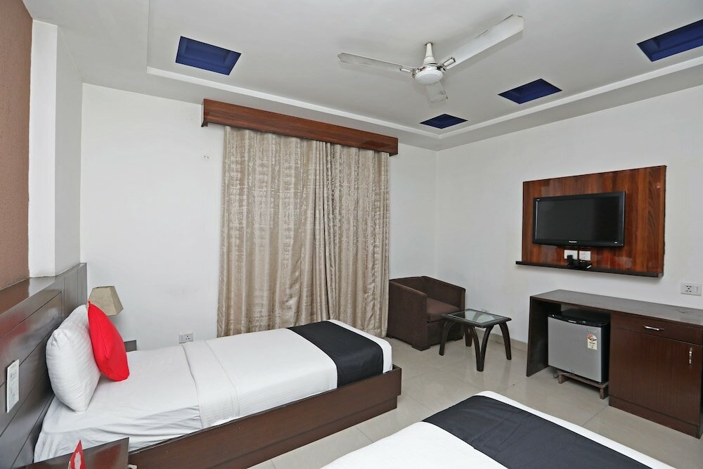 Фото Capital O 445 Impress Hotel