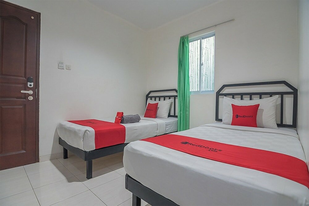 Фото RedDoorz near Nagoya Citywalk Batam 2