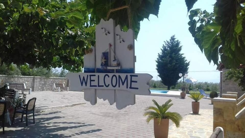 Фото Angelos Kandia Apartments