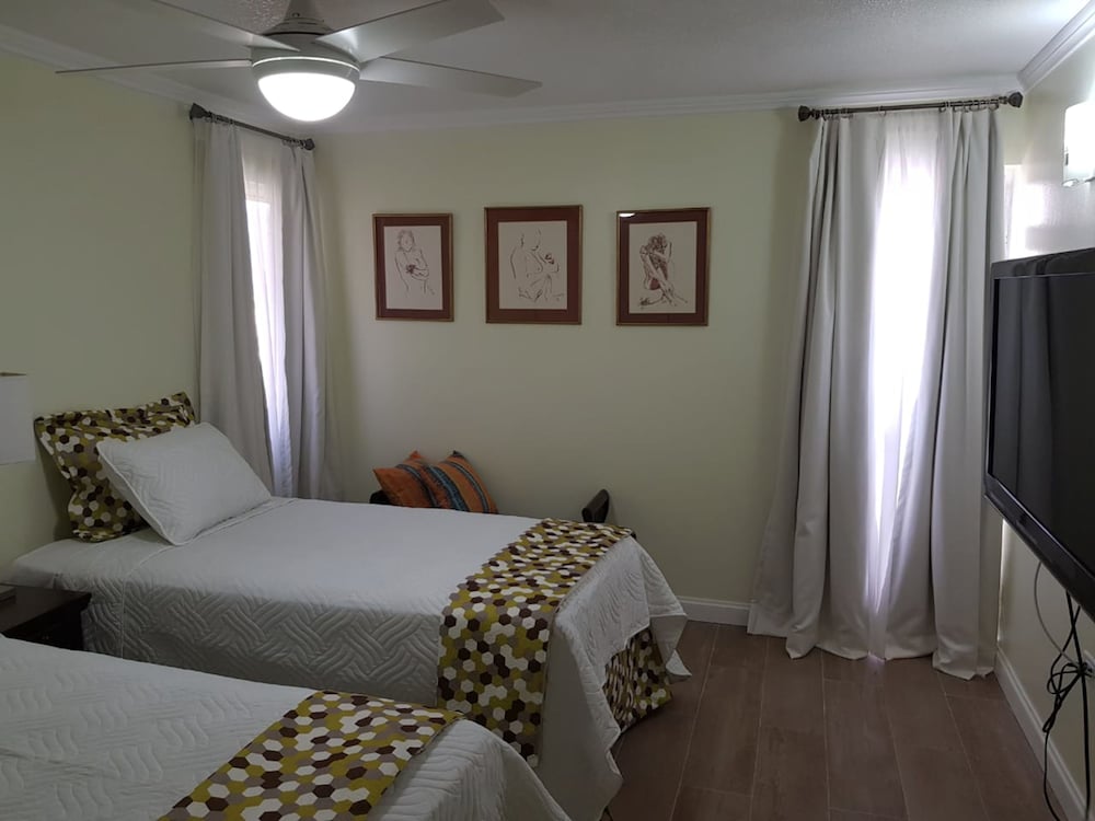 Фото New Kingston Apt at Kensington Court