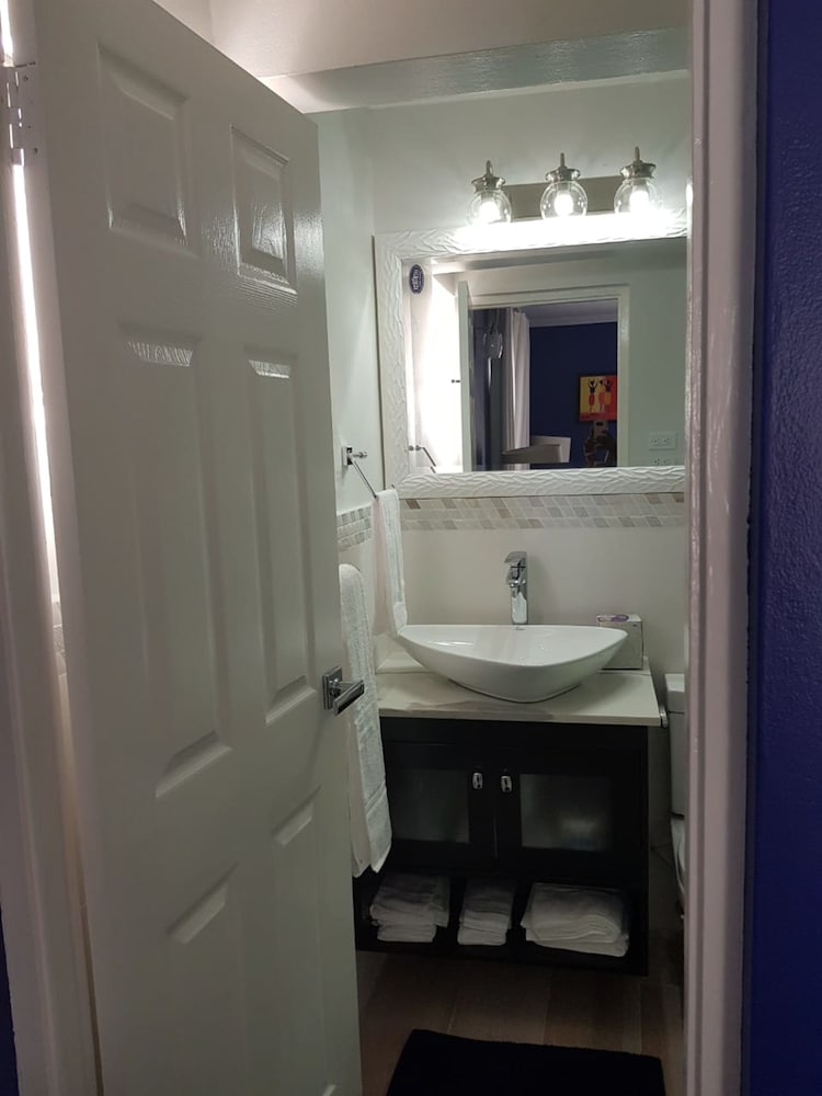 Фото New Kingston Apt at Kensington Court