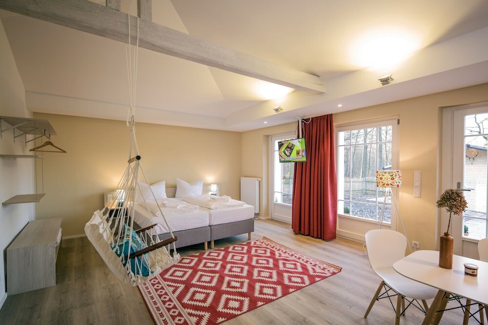 Фото Little Suite Apartments