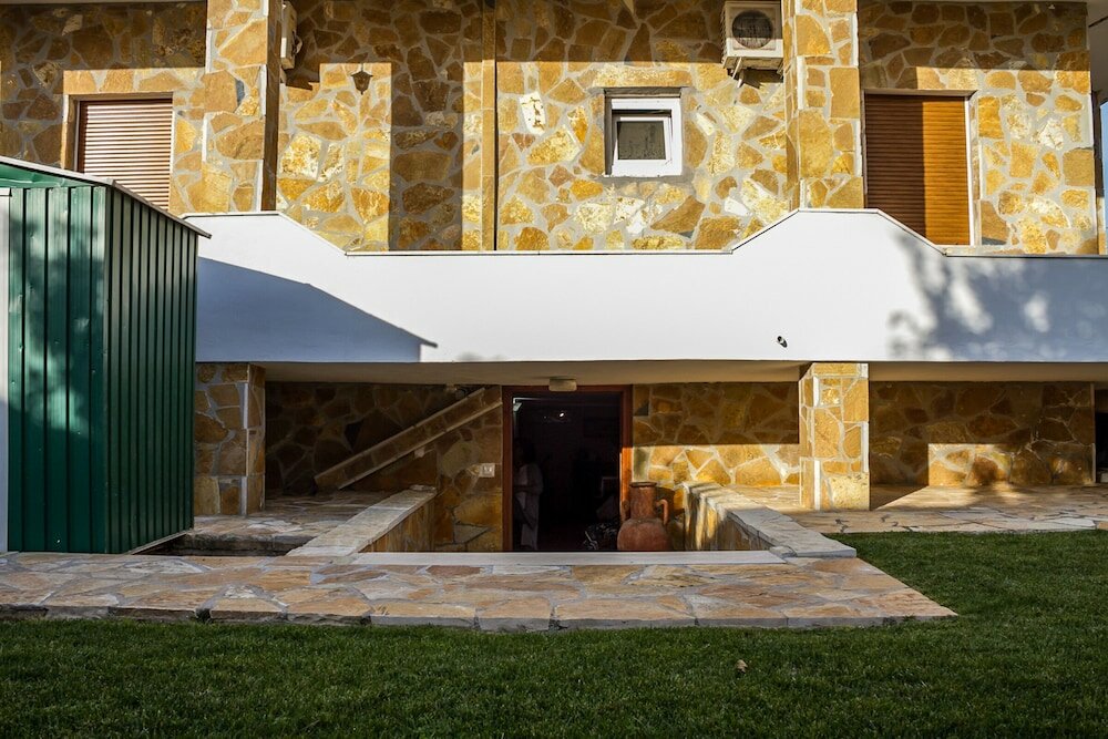 Фото Spacious home with garden in Marathonas