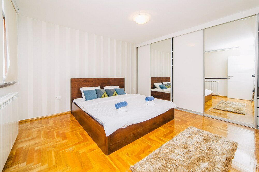 Фото Luxury 3 Story House- Best View