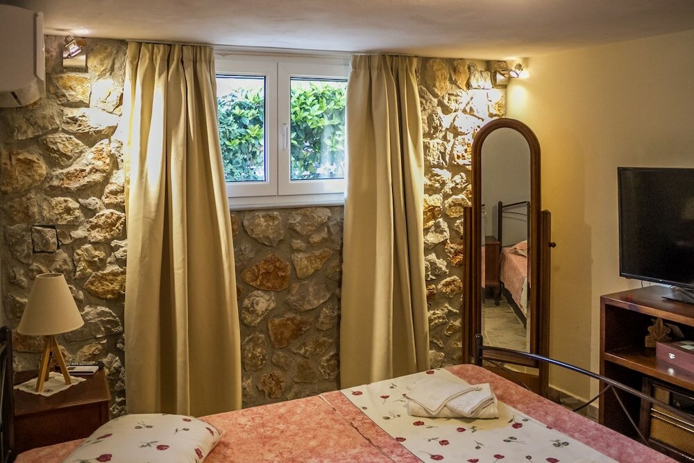 Фото Spacious home with garden in Marathonas