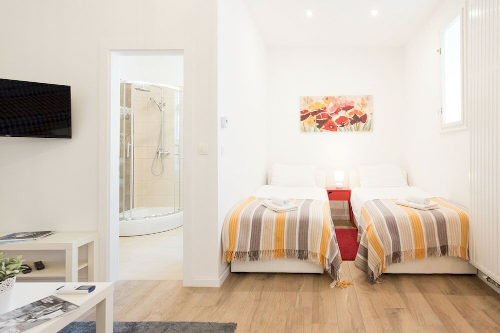 Фото Cute Studio With Beautiful Balcony in the Center!