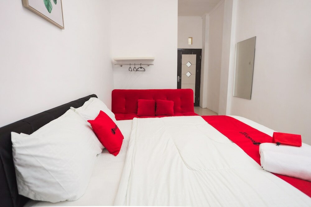 Фото RedDoorz near Plaza Araya 2