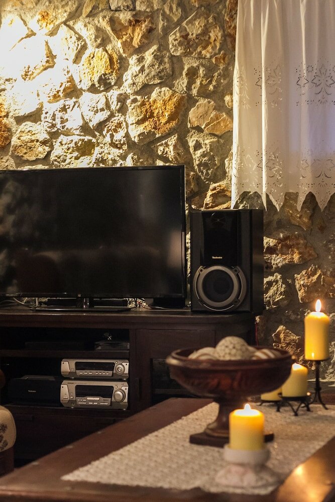 Фото Spacious home with garden in Marathonas