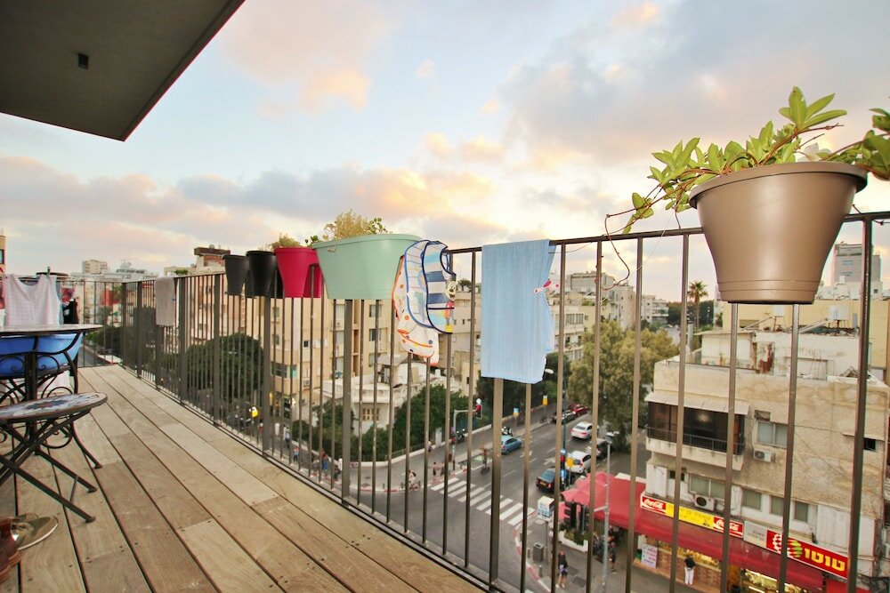 Фото 2 Bedroom Apartment with Hot Tub Facing Bograshov Beach