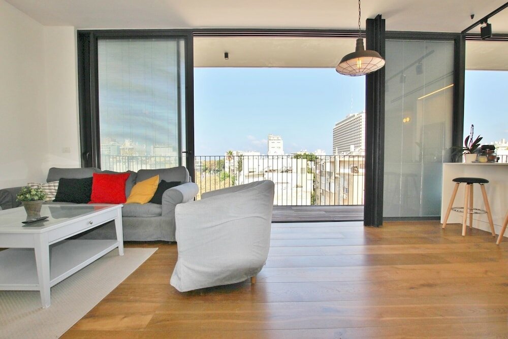 Фото 2 Bedroom Apartment with Hot Tub Facing Bograshov Beach