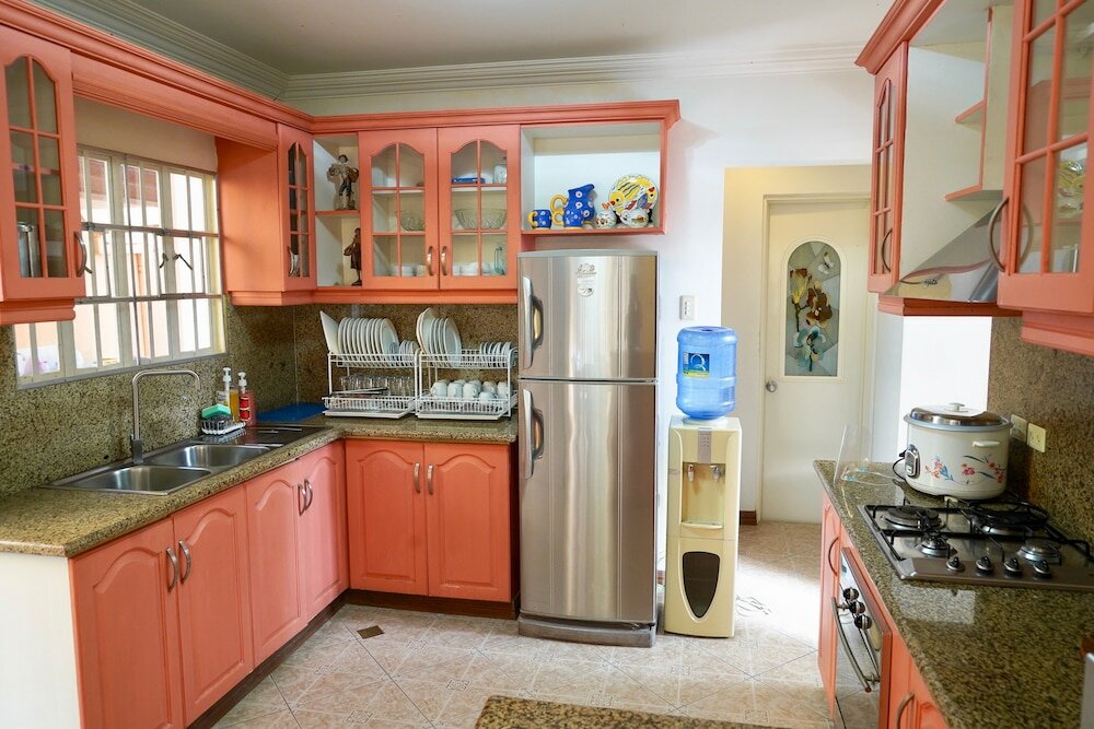 Фото Charming Tagaytay Vacation Home