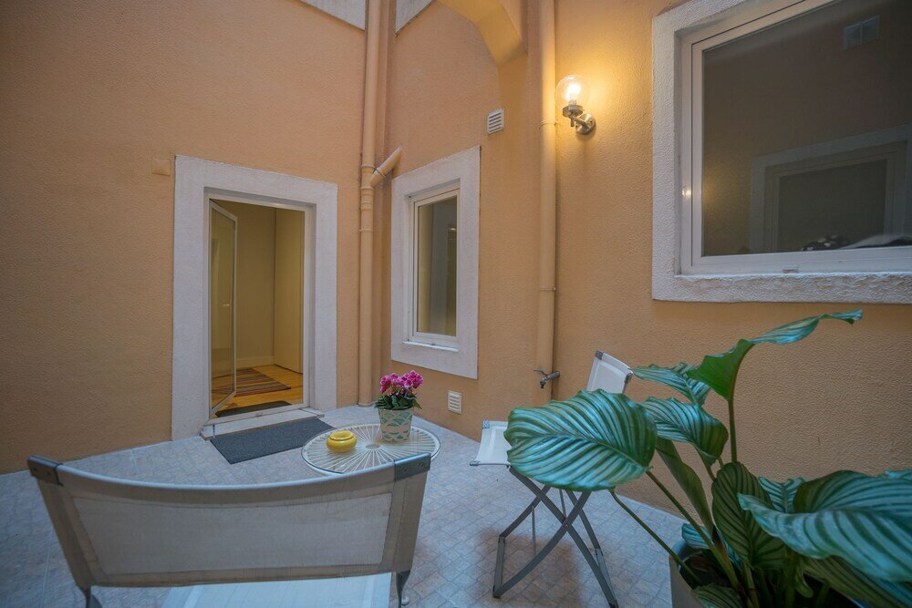 Фото Elegant & Cozy Apartment