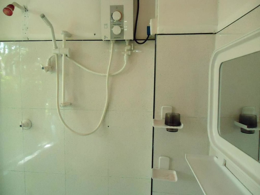 Фото New Green Hut Inn & Restaurant