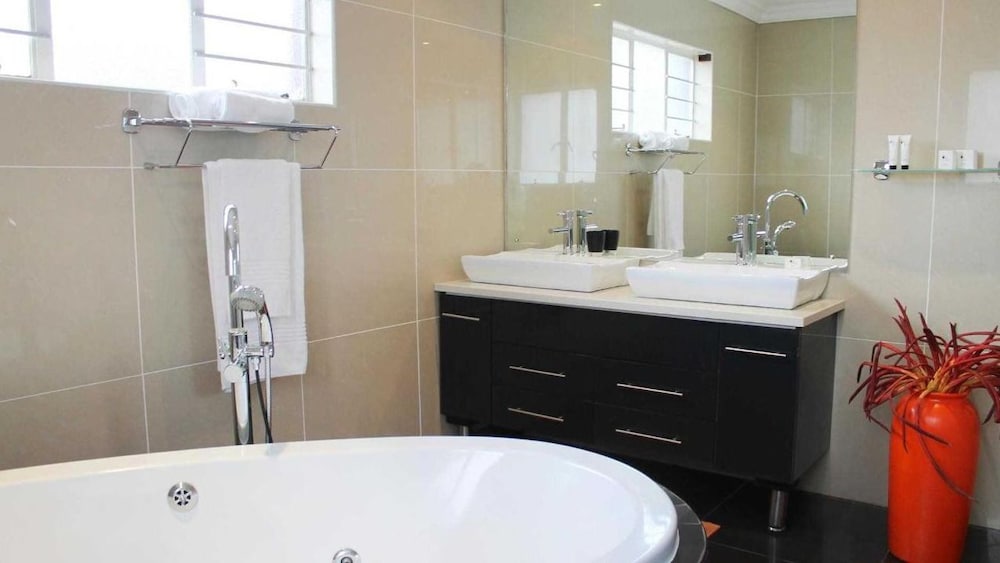 Фото Silver Oaks Boutique Hotel