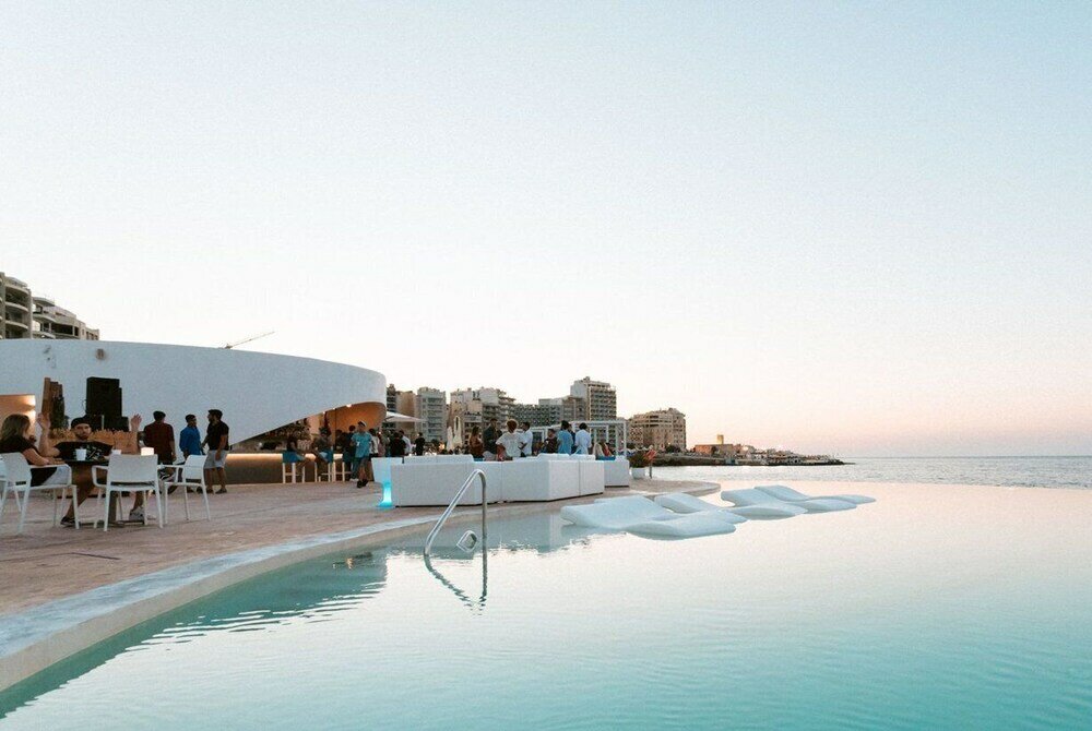 Фото Cosy Apartment Steps to St George's Bay