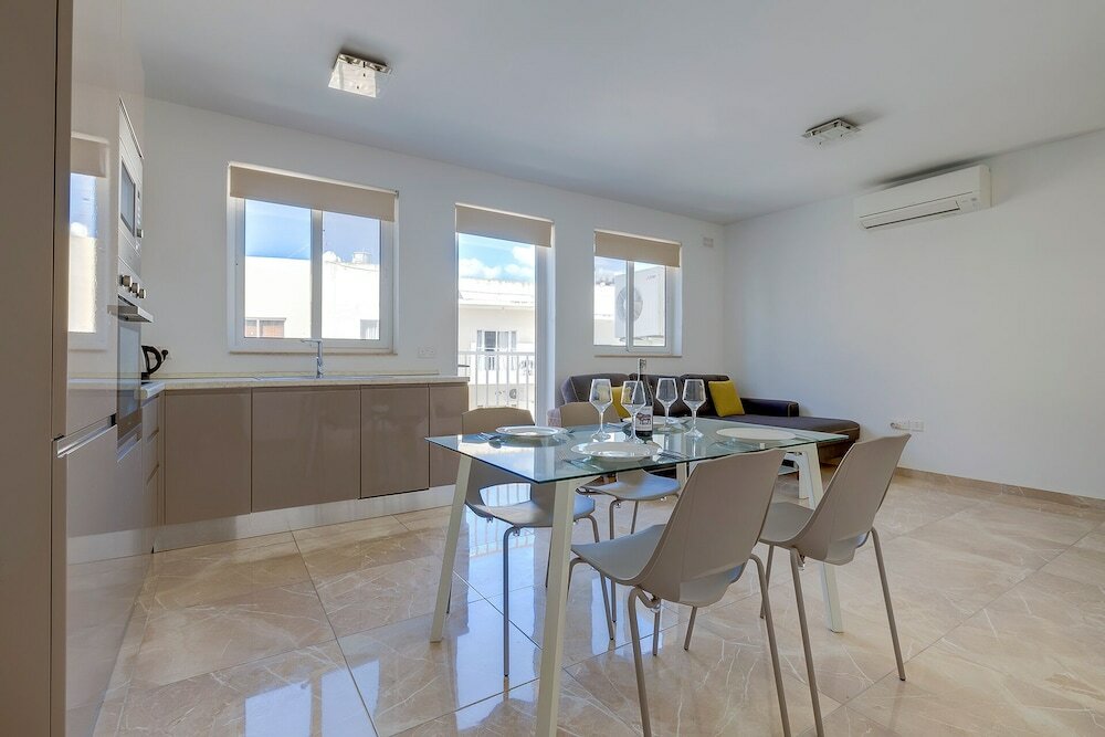 Фото Deluxe Apartment Steps to St George's Bay