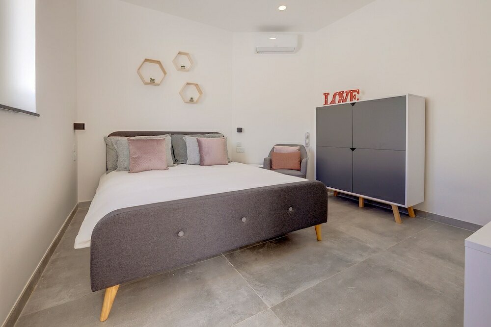 Фото Perfect Location, Cosy 1br Apartment