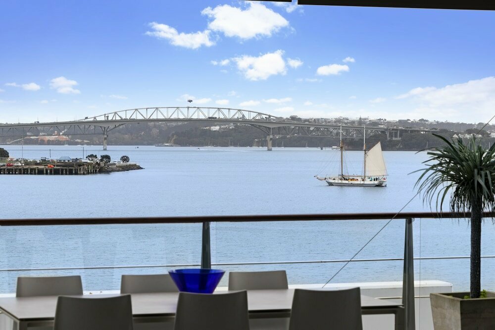 Hotel Light and spacious w incredible harbour views, Auckland, photo