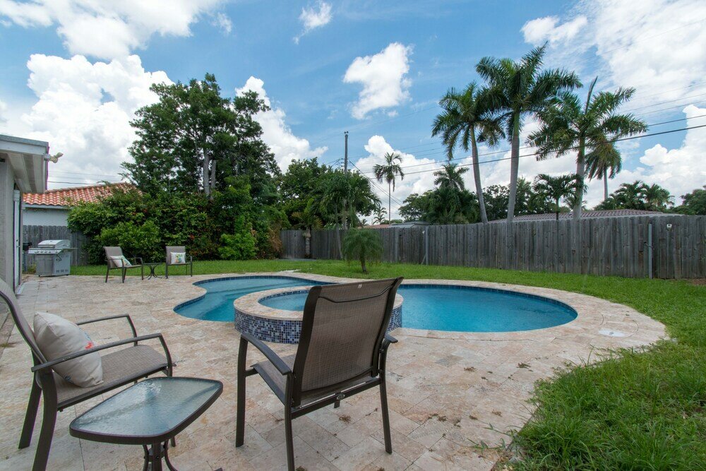 Фото Private Pool 3br New Modern Furniture