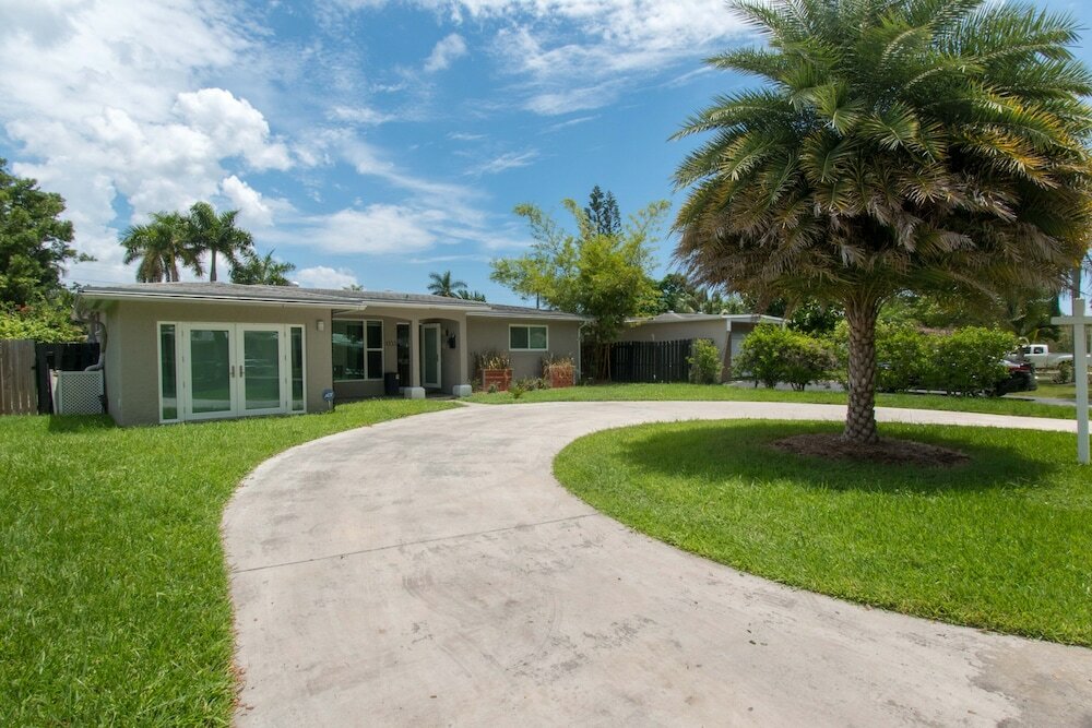 Фото Private Pool 3br New Modern Furniture